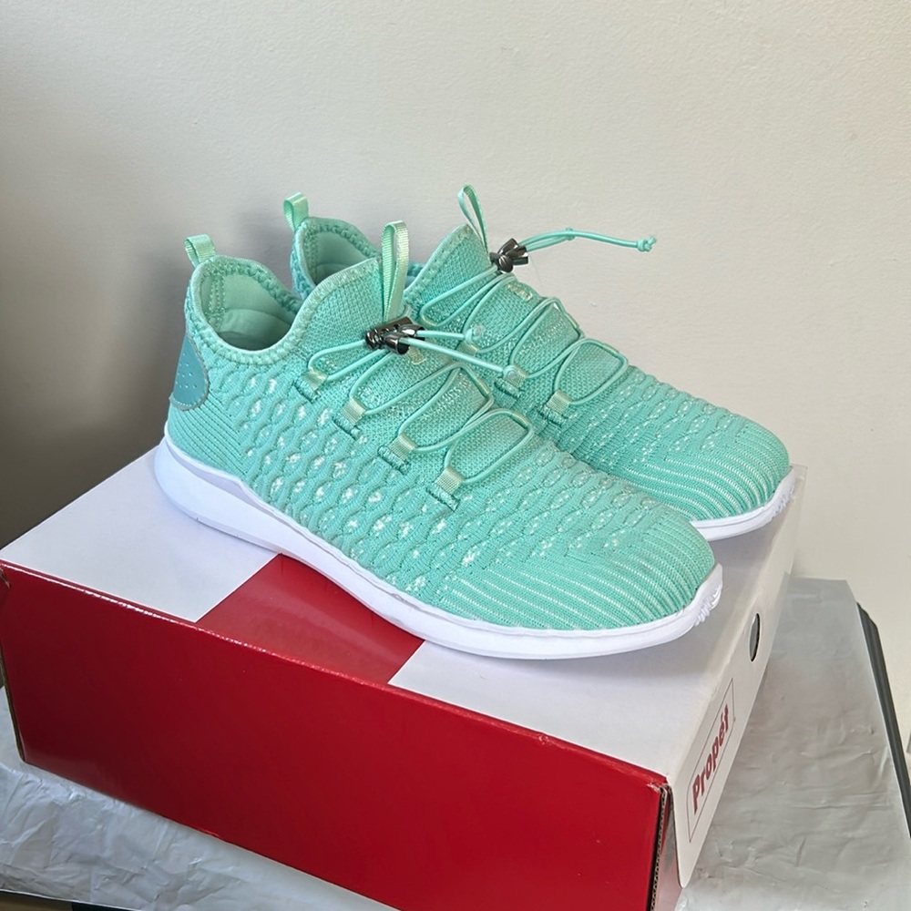 NIB Women’s Propet Travel Bound Sneakers Size 8